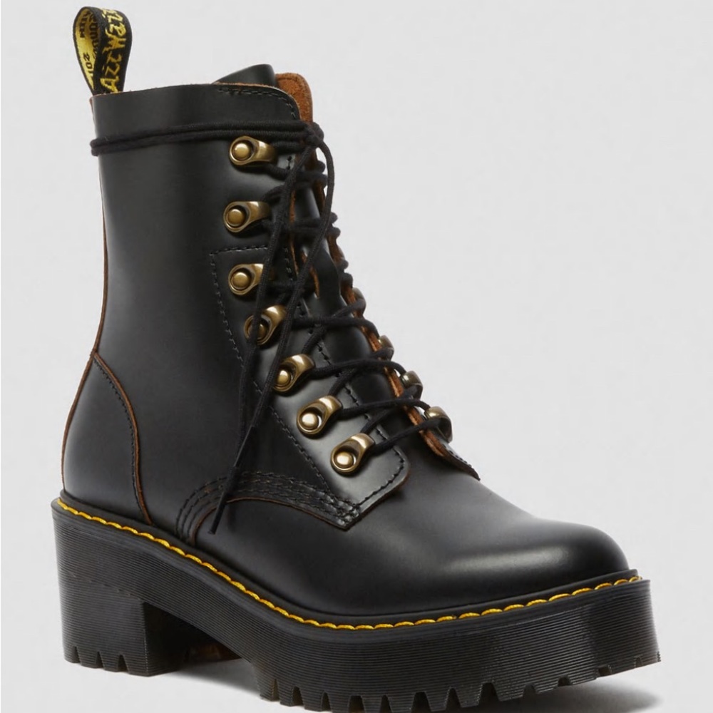 🥾DR MARTENS LEONA HEELED BOOTS🥾 🥾 NEW In BOX 🥾Sz 8 Black 🥾